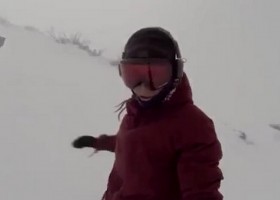 Pościg niedźwiedzia za niczego nieświadomą snowboardzistą – szokujący filmik